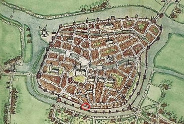 <p>Jacob van Deventer maakte rond 1560 een stadsplattegrond in opdracht van de Spaanse koning. De dubbele gracht in de zuidelijke stadsrand is op deze kaart goed zichtbaar. Rood omcirkeld de locatie van Koestraat 6-8. [Jacob van Deventer, Zwolle, deel 3, 1560]</p>

